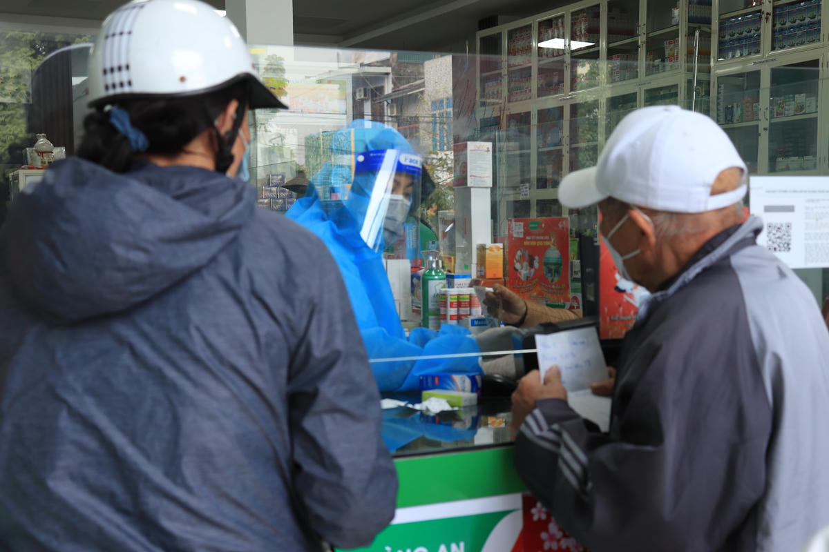 Ông Nguyễn Hoàng Tiến (phường Tân Sơn, TP Thanh Hoá) cho biết: Dù chưa bị Covid-19 nhưng ông vẫn mua thêm VitaminC, nước súc miệng T-B và các loại thuốc phòng chống Covid-19.