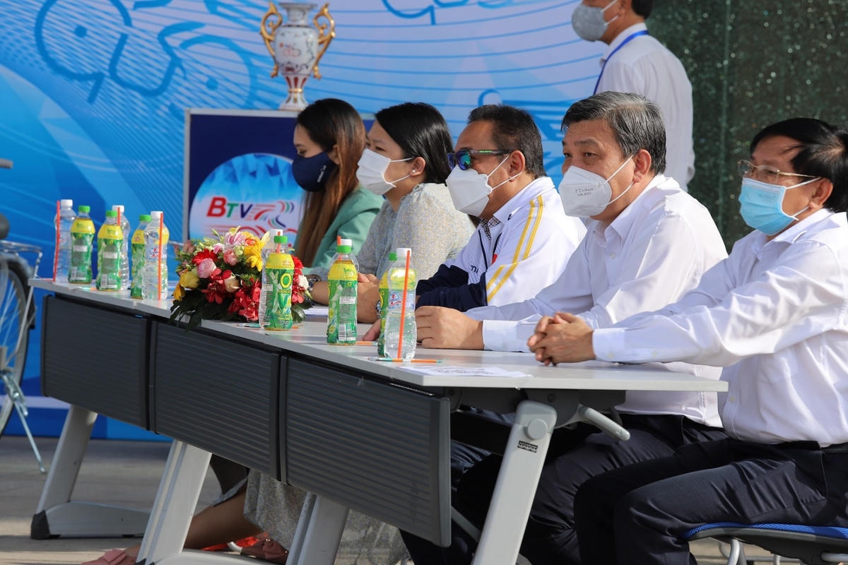 Các lãnh đạo, cơ quan ban ngành và nhà tài trợ tham dự lễ khai mạc giải.