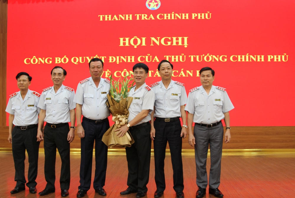 Lãnh đạo Thanh tra Chính, lãnh đạo các cục, vụ , đơn vị Thanh tra Chính phủ tặng hoa chúc mừng tân Phó Tổng Thanh tra Chính phủ. Ảnh: TTCP.