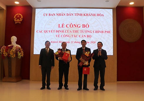 Lãnh đạo tỉnh Khánh Hòa, trao quyết định của Thủ tướng Chính phủ và tặng hoa cho ông Nguyễn Anh Tuấn và ông Đinh Văn Thiệu