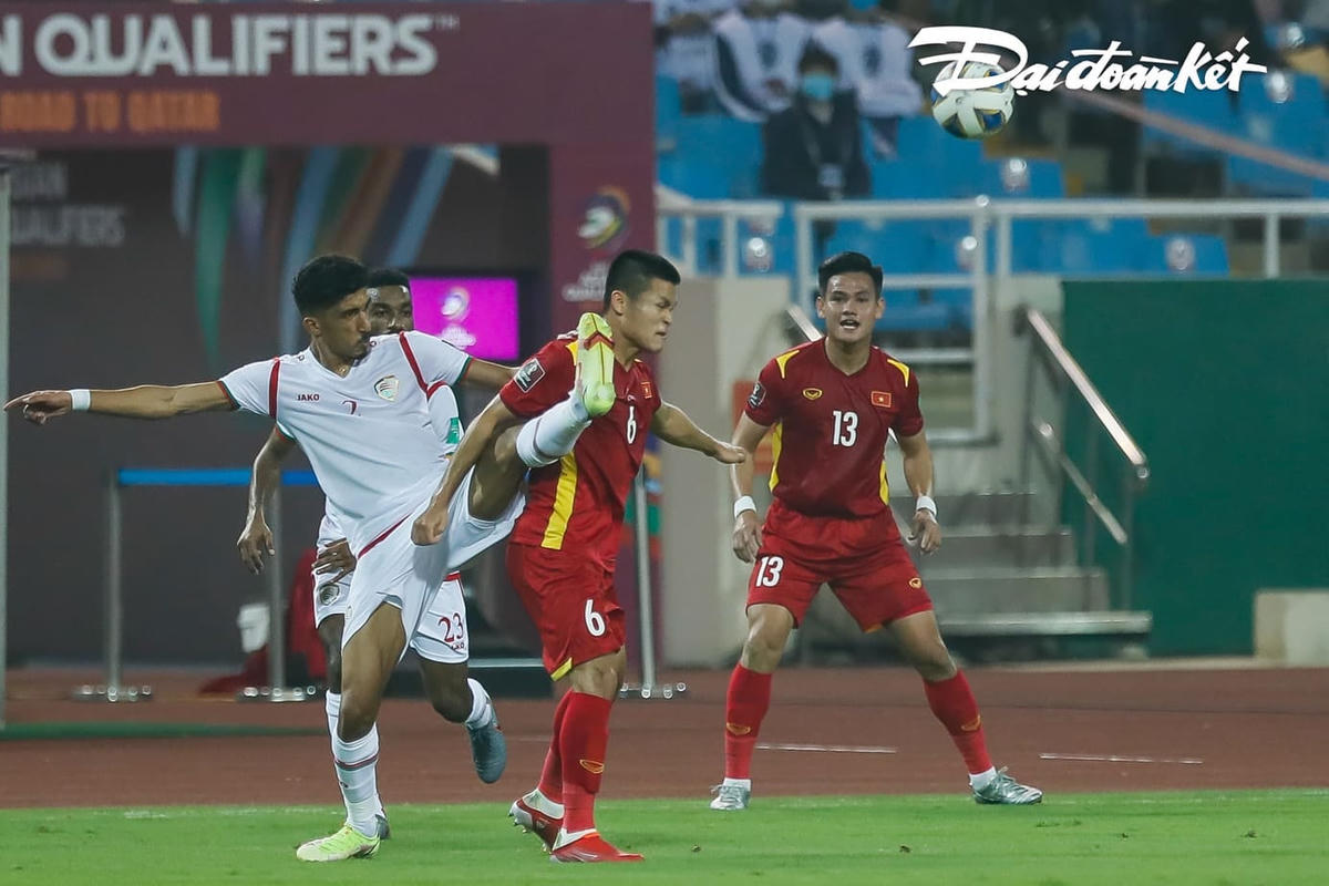 Một màn cao chân của đội bạn. Ảnh: Quang Vinh.