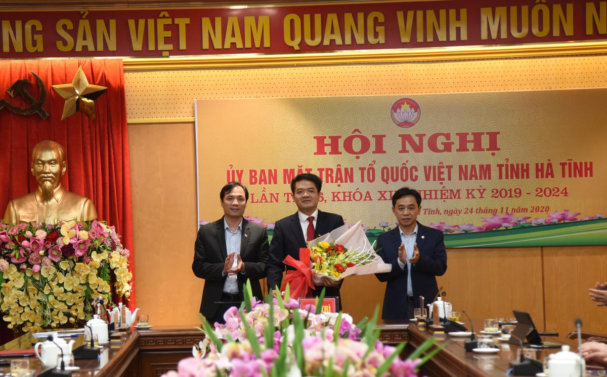 Bí thư Tỉnh ủy Hà Tĩnh Hoàng Trung Dũng và Phó Bí thư Thường trực Tỉnh ủy Trần Thế Dũng tặng hoa chúc mừng tân Chủ tịch Ủy ban MTTQ tỉnh Hà Tĩnh Trần Nhật Tân.