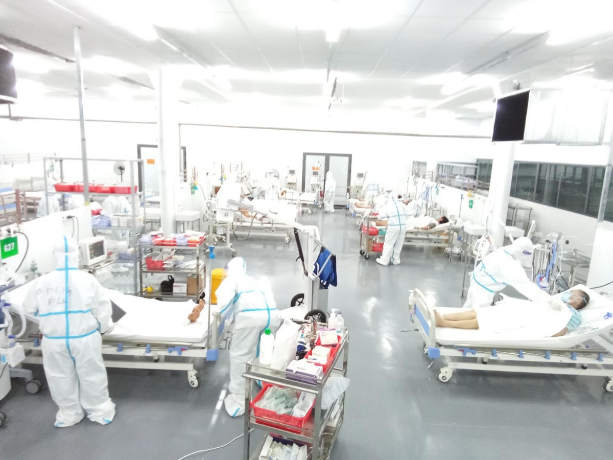 Trung tâm Hồi sức Covid-19 Trung ương Huế tại TP Hồ Chí Minh được chia làm 4 nhóm giường gồm: hồi sức nguy kịch, hồi sức nặng, thoát hồi sức và theo dõi.