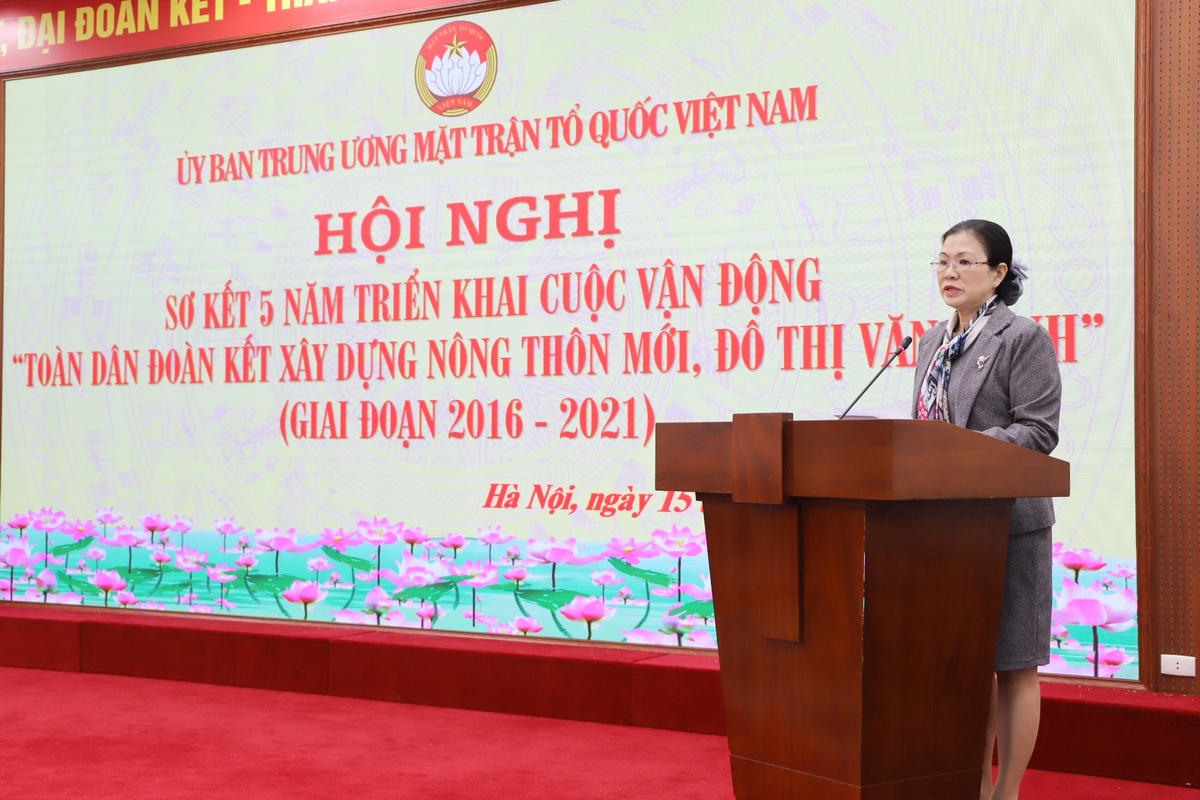 Phó Chủ tịch Trương Thị Ngọc Ánh báo cáo kết quả 5 năm triển khai thực hiện Cuộc vận động “Toàn dân đoàn kết xây dựng nông thôn mới, đô thị văn minh”.