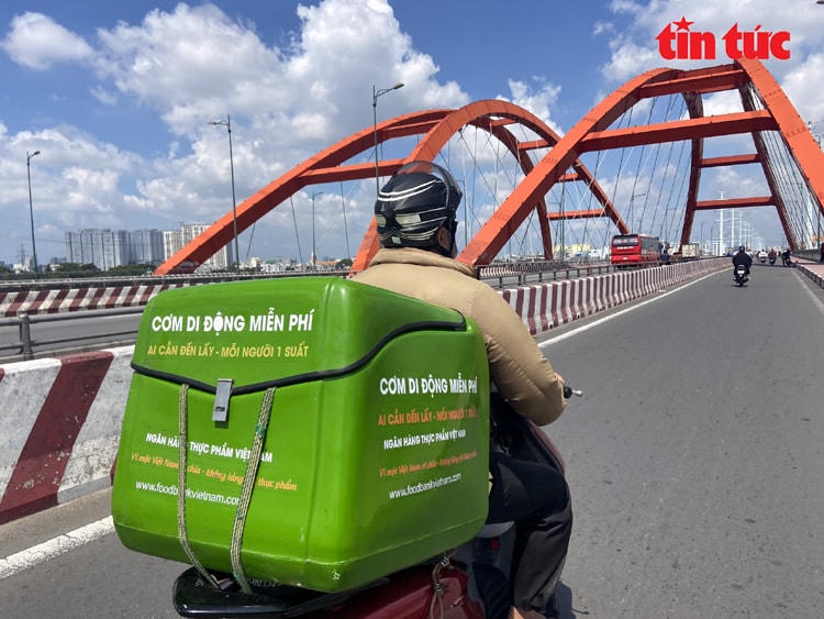 Xe 'cơm di động miễn phí' đến tận tay người nghèo TP HCM trong mùa dịch