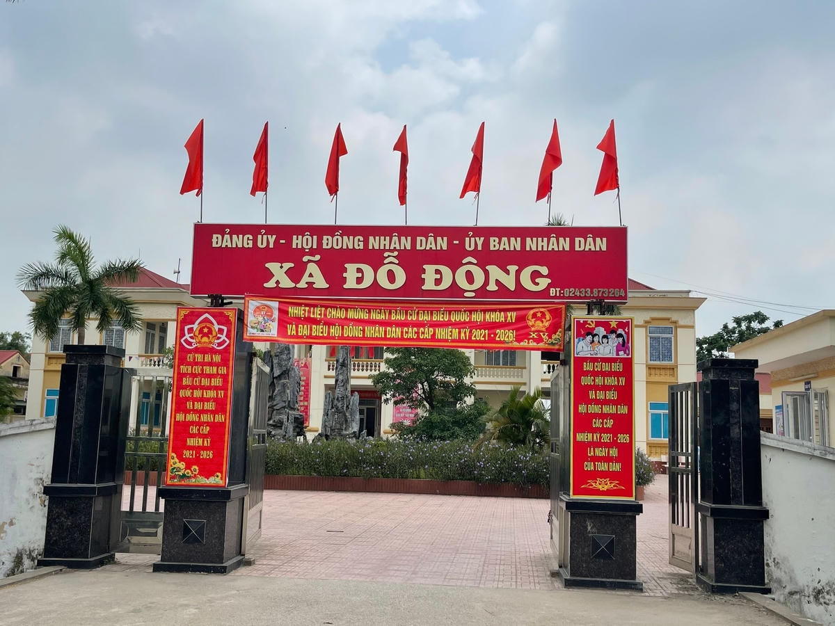 Trụ sở UBND xã Đỗ Động được treo băng zôn, khẩu hiệu, cờ hoa rực rỡ.