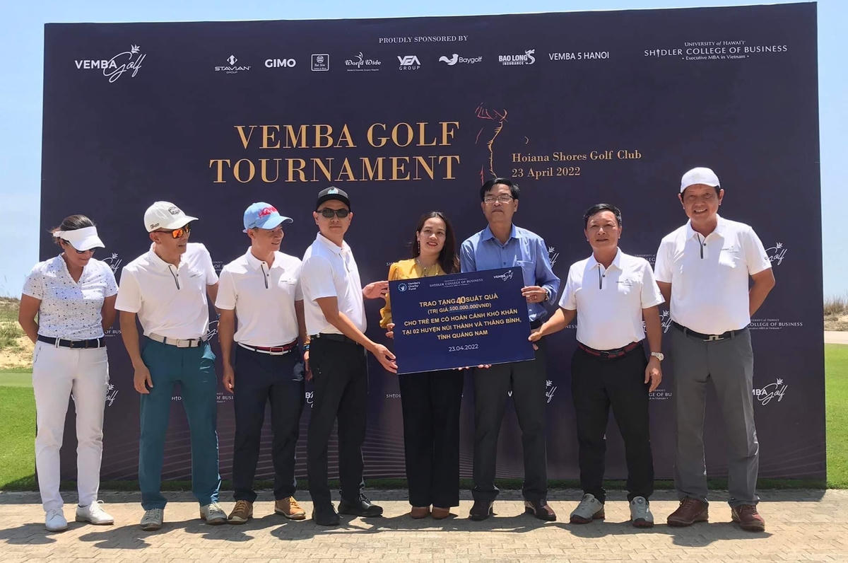 Hiệp hội doanh nghiệp và Hội golf tỉnh Quảng Nam trao quà cho trẻ em có hoàn cảnh khó khăn