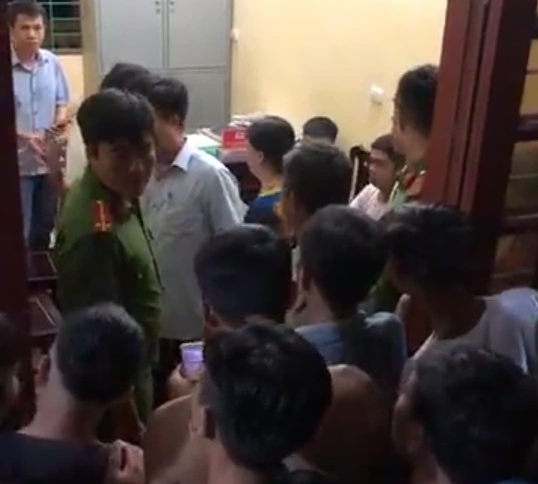 Người dân xã Hoàng Nam tập trung tạitrụ sở xã, yêu cầu chính quyền làm rõ sự việc