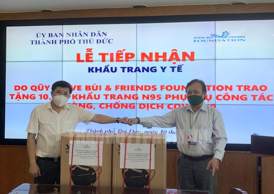 Trao tặng khẩu trang y tế cho đại diện UBND TP Thủ Đức. Ảnh: hcmcpv.
