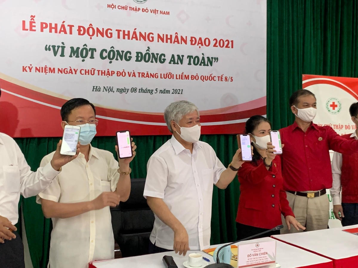Bí thư Trung ương Đảng, Chủ tịch UBTƯ MTTQ Việt Nam Đỗ Văn Chiến cùng các đại biểuhưởng ứng chương trình nhắn tin 