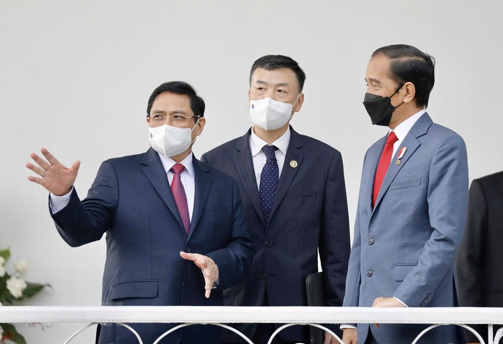 Thủ tướng Chính phủ Phạm Minh Chính chào xã giao Tổng thống Indonesia Joko Widodo. (Ảnh: Dương Giang/TTXVN).