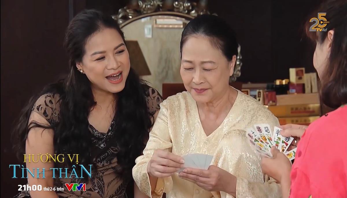 Bà Bích và bà Sa trò chuyện với bà Dần. Ảnh: CMH.