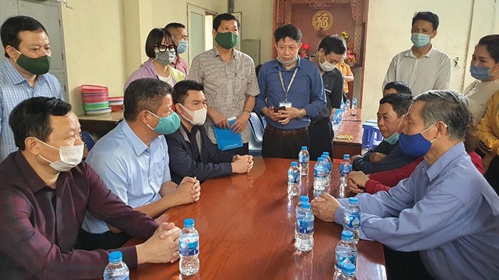 Phó Chủ tịch UBND thành phố Nguyễn Mạnh Quyền thăm hỏi, động viên gia đình nạn nhân