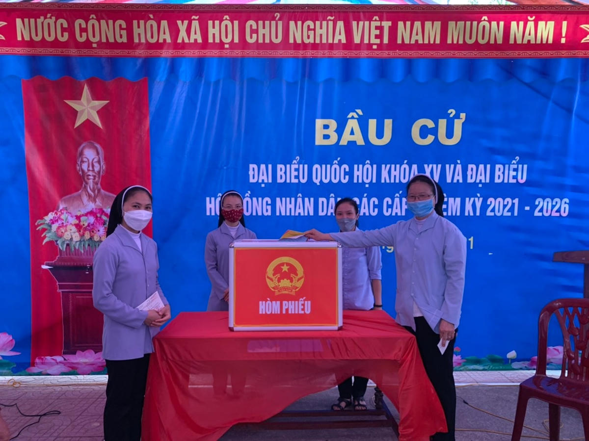 Hà Tĩnh: Trời nắng nóng, cử tri mặc áo tơi đi bầu cử