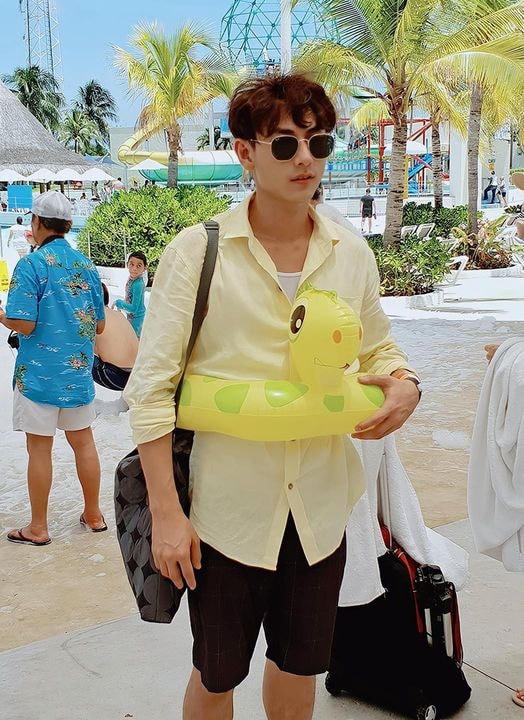 Isacc khiến fan cười bò: “Biểu hiện của việc thiếu Vitamin Sea ;))”.