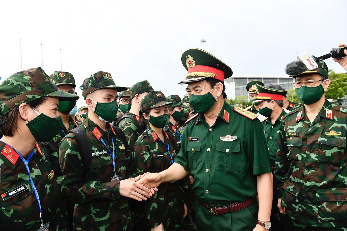 Hùng là một trong 1.000 sinh viên trường Học viện Quân y "chi viện" vào miền Nam chống dịch. Ảnh: NVCC.