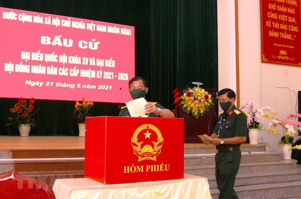 Cử tri lực lượng vũ trang Hậu Giang bầu cử sớm. (Ảnh: Hồng Thái/TTXVN).
