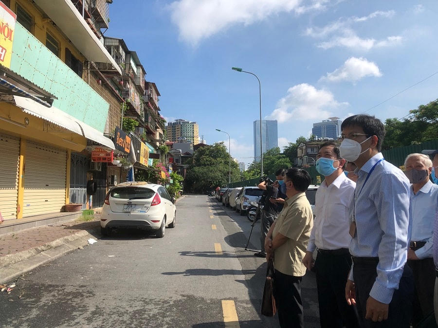 Đoàn khảo sát của MTTQ thành phố tại chung cư cũ Thành Công.