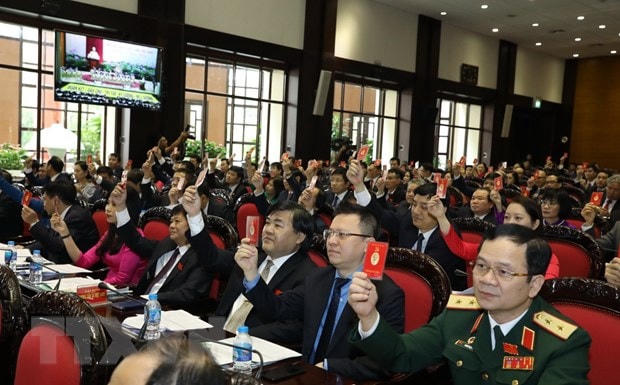 Các đại biểu biểu quyết thông qua giới thiệu của Đại hội đối với nhân sự Bí thư Đảng ủy Khối các cơ quan Trung ương lần thứ XIII, nhiệm kỳ 2020-2025. (Ảnh: TTXVN).