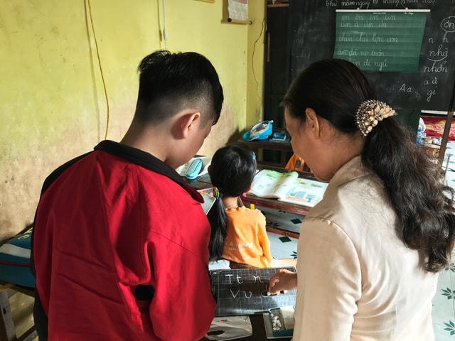 Với tình yêu thương của mình, cô giáo Diệp mong có thể giúp được các em theo kịp bàn bè.  