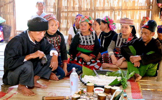 Thầy cúng thực hiện nghi lễ cúng mừng cơm mới.