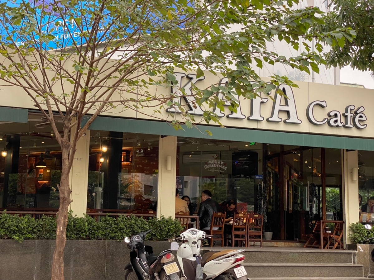 [ẢNH] Người dân Thủ đô tấp nập uống cafe từ sáng sớm
