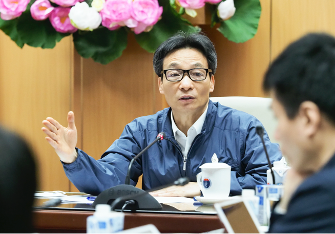 Phó Thủ tướng Vũ Đức Đam trong cuộc họp với Bộ Y tế và tỉnh Hải Dương, Quảng Ninh. (Ảnh: Tuấn Anh).