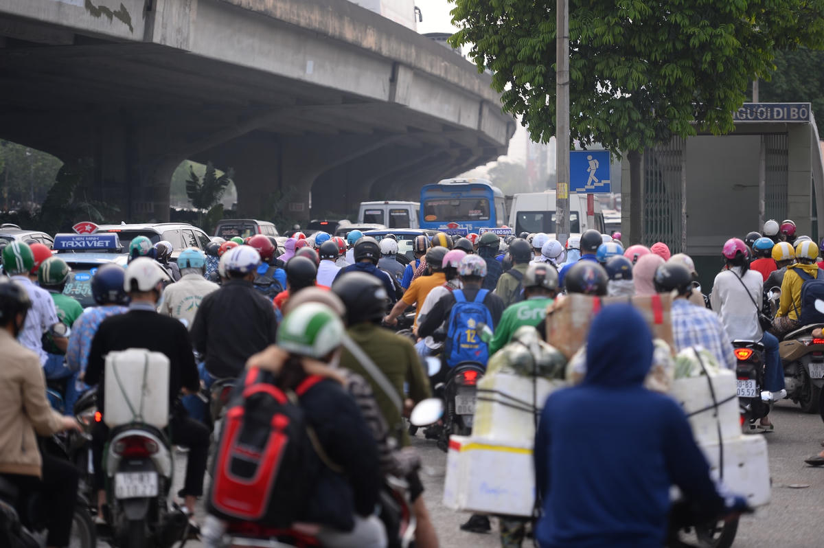 Vào giờ cao điểm, tuyến đường khu vực bán đảo Linh Đàm chật kín người và phương tiện.