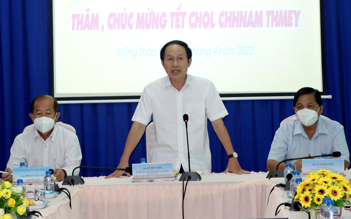 Phó Chủ tịch - Tổng Thư ký Lê Tiến Châu chúc Tết Chol Chnam Thmay các em lưu học sinh và động viên các em học tập. 