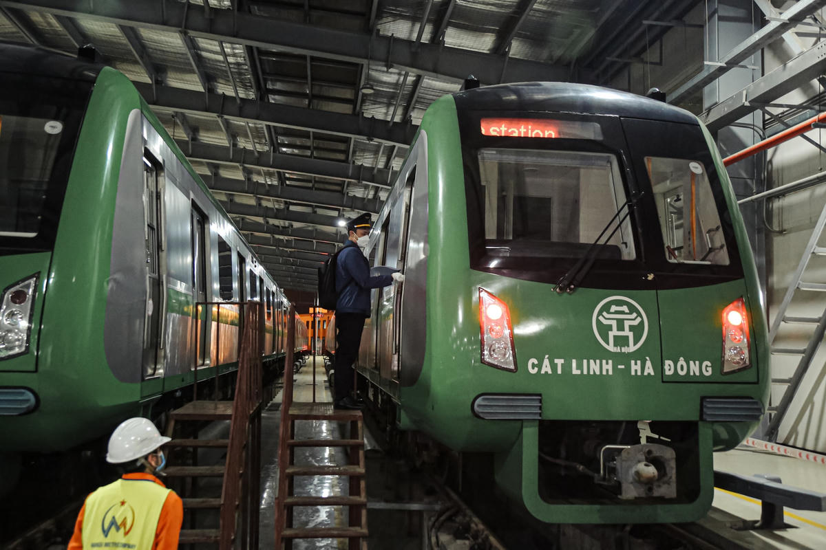 Khi tàu đến depot, nhân viên lái tàu sẽ chịu trách nhiệm giao tàu cho các kỹ sư.