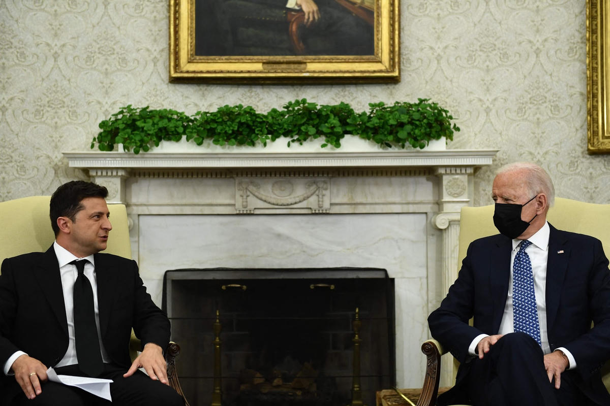 Tổng thống Ukraine Volodymyr Zelensky và Tổng thống Mỹ Joe Biden. Ảnh: Daily Sabah.