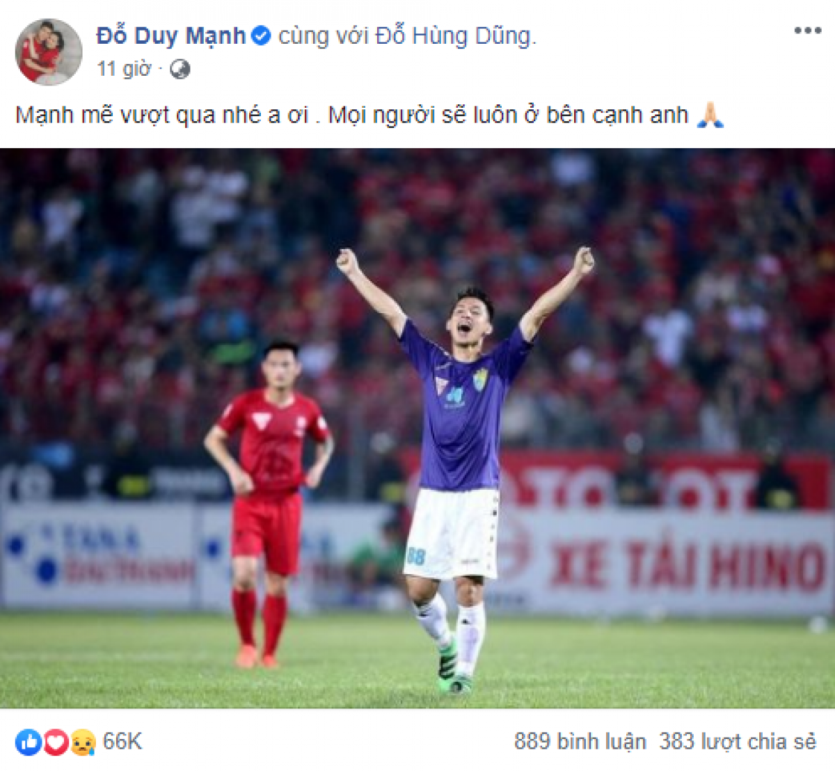 Duy Mạnh động viên đàn anh.