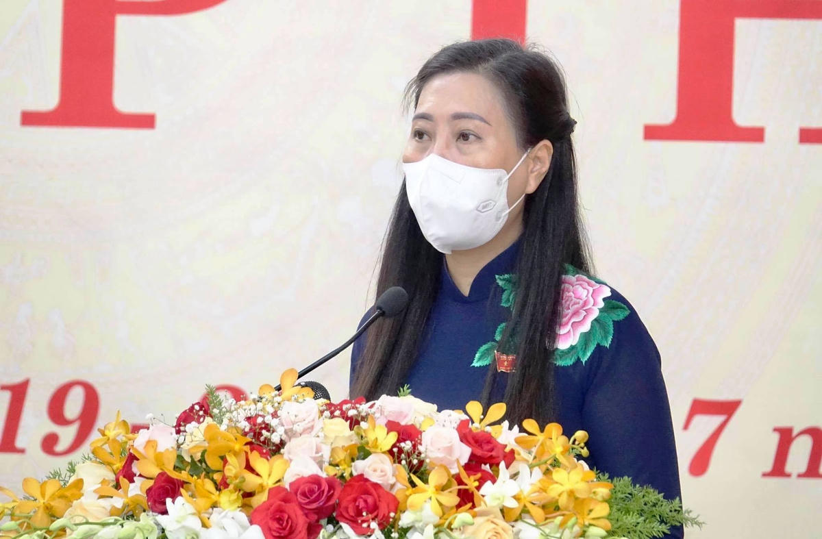 Bà Bùi Thị Quỳnh Vân, Bí thư Tỉnh ủy Quảng Ngãi phát biểu khai mạc kỳ họp.