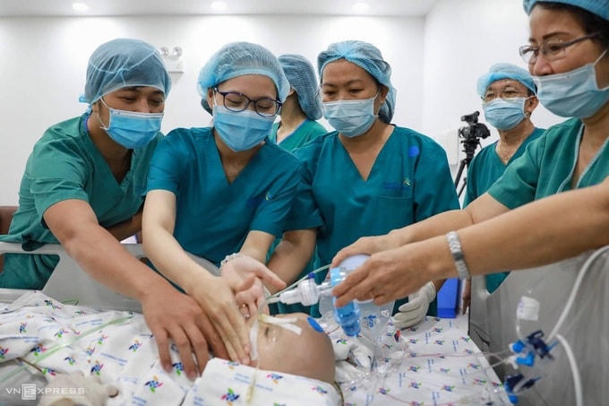 Ca mổ thành công nhưng rất phức tạp, hai bé cần được theo sát, chống loét, chống nhiễm trùng, nhiễm khuẩn hậu phẫu. Ảnh Hữu Khoa.