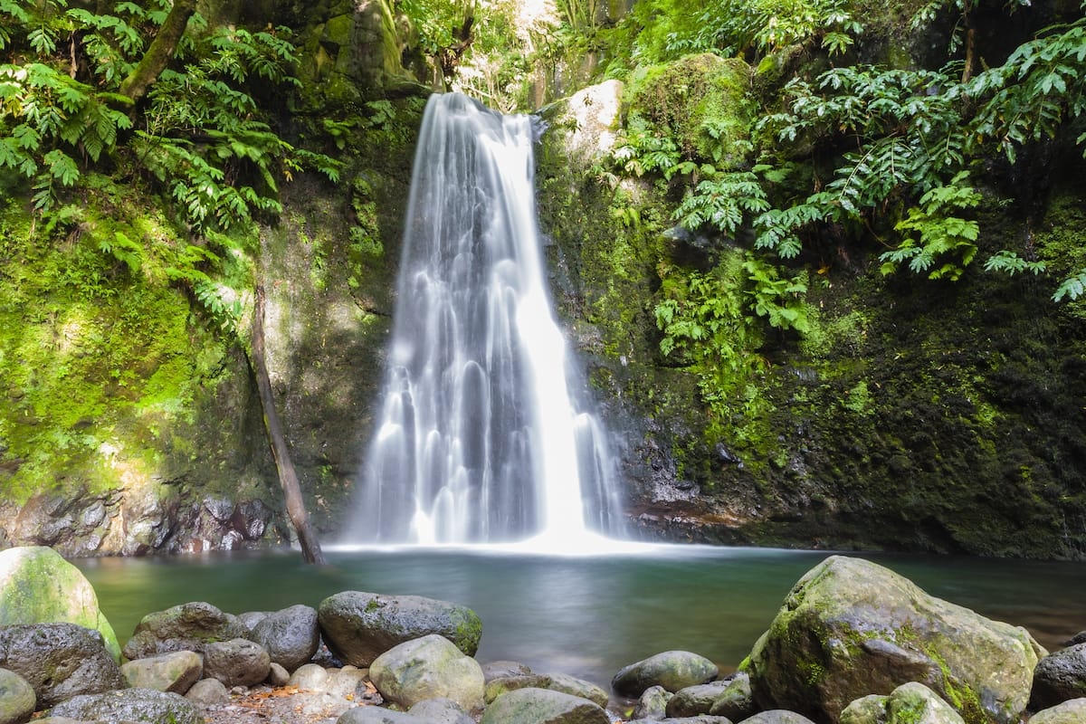 Những thác nước nơi đây mang một vẻ đẹp hoang sơ, chân chất. Ảnh: Azores.