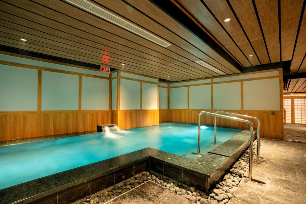 Hệ thống 7 bể tắm của Ruriko Onsen bao gồm bể tắm tráng, bể ngâm khoáng hoàn nguyên, bể sục Jacuzzi, bể sục bọt khí Nano, bể ngâm toàn thân, bể ngâm chân kết hợp và bể ngâm lạnh