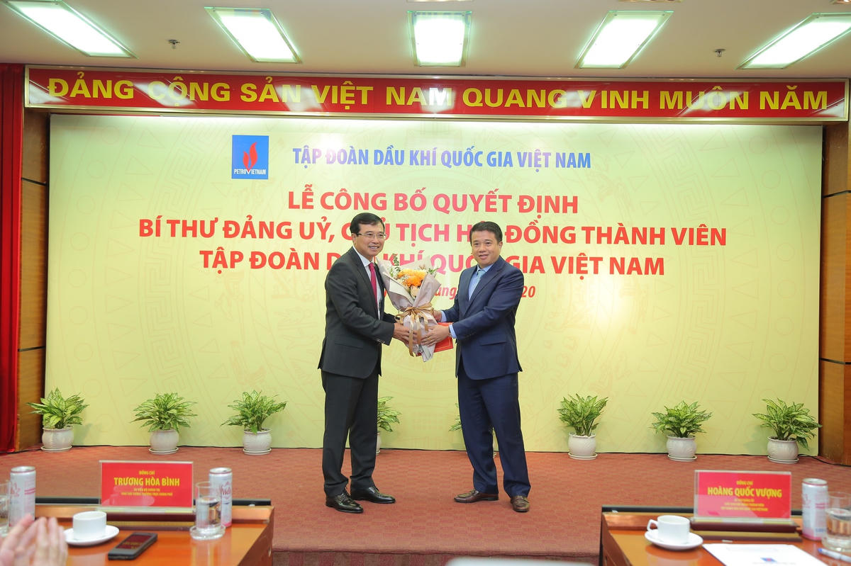 Đồng chí Y Thanh Hà Niê Kđăm, Bí thư Đảng uỷ Khối doanh nghiệp Trung ương trao Quyết định chỉ định đồng chí Hoàng Quốc Vượng, Chủ tịch Hội đồng thành viên Tập đoàn giữ chức Bí thư Đảng ủy Tập đoàn Dầu khí Quốc gia Việt Nam