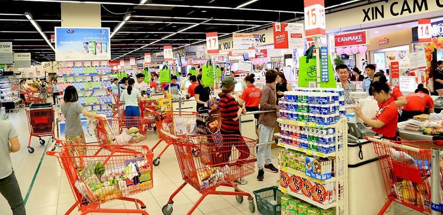 Bán lẻ nội không thể đứng yên khi làn sóng ngoại nhập đang ồ ạt xâm lấn. Ảnh: Quang Vinh.