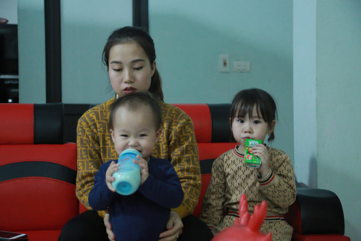 Những ngày giáp Tết, trong nhà anh Mạnh luôn ngập tiếng cười trẻ thơ. 