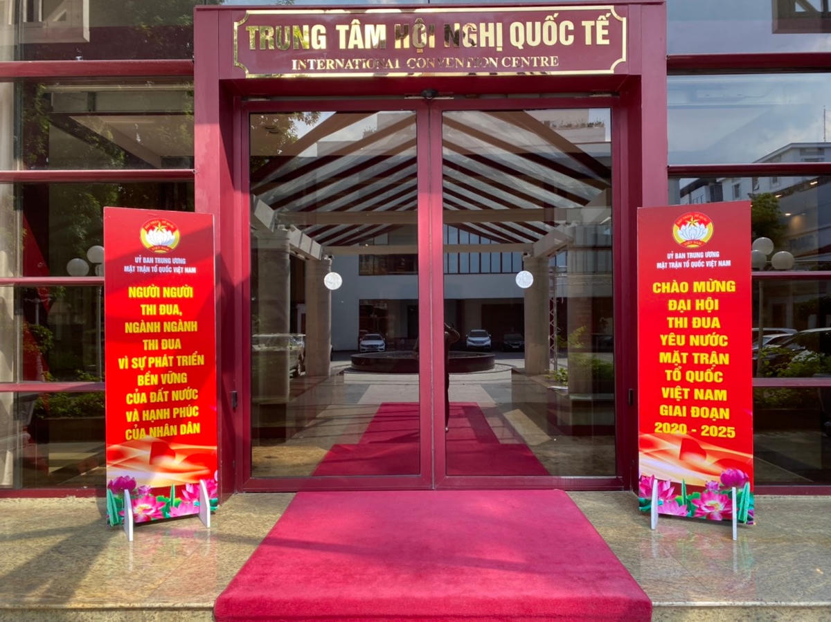 Áp phích trang trí của Đại hội Thi đua yêu nước MTTQ Việt Nam giai đoạn 2020–2025 tại Trung tâm Hội nghị quốc tế. Ảnh: Quang Vinh.