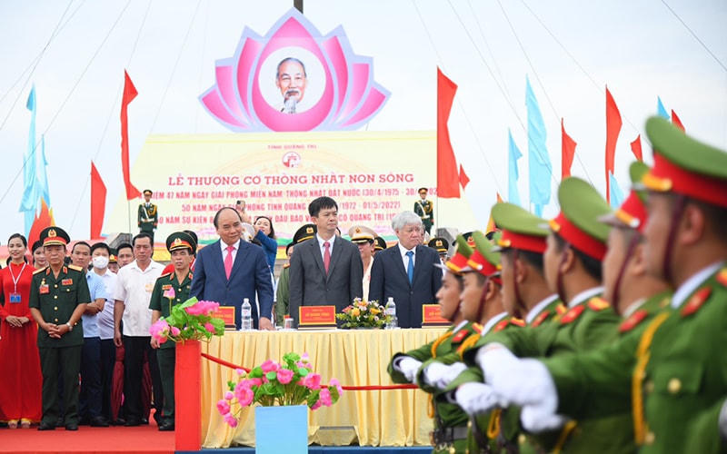 Chủ tịch nước Nguyễn Xuân Phúc; Chủ tịch UBTƯ MTTQ Việt Nam Đỗ Văn Chiến dự lễ Thượng cờ Thống nhất non sông.