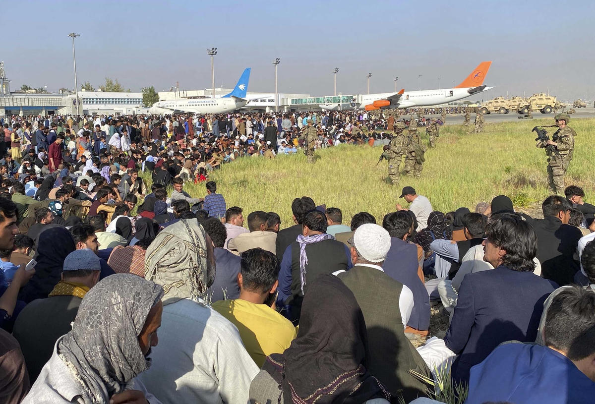 Hồ sơ ngày 16/8/2021, người dân Afghanistan tập trung đông ở sân bay quốc tế Hamid Karzai tại thủ đô Kabul, Afghanistan để sơ tán. Ảnh: AP.