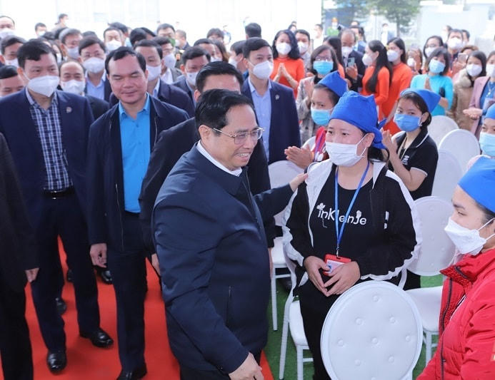 Thủ tướng Phạm Minh Chính thăm hỏi đời sống công nhân lao động Công ty TNHH Sakurai Việt Nam.