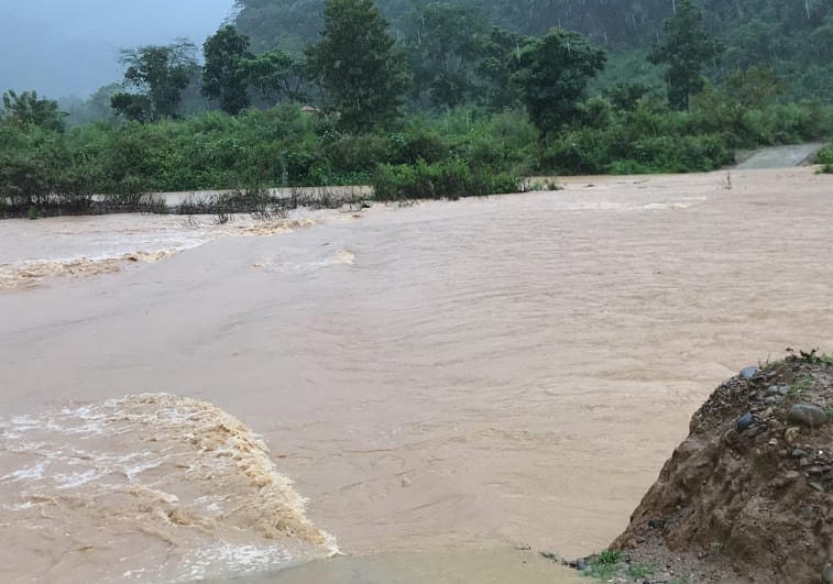 Mưa lớn khiến nhiều nơi trên địa bàn tỉnh Quảng Trị bị ngập sâu, chia cắt.