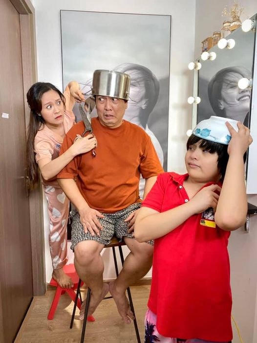 Gia đình Thanh Thúy – Đức Thịnh có tấm hình siêu hài ước, miêu tả sinh hoạt gia đình trong những ngày ở nhà chống dịch.
