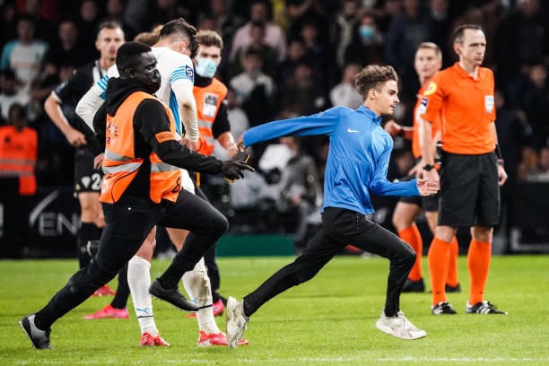 Khán giả giải Ligue 1 lần thứ 3 gây hỗn loạn từ khi Messi đến thi đấu