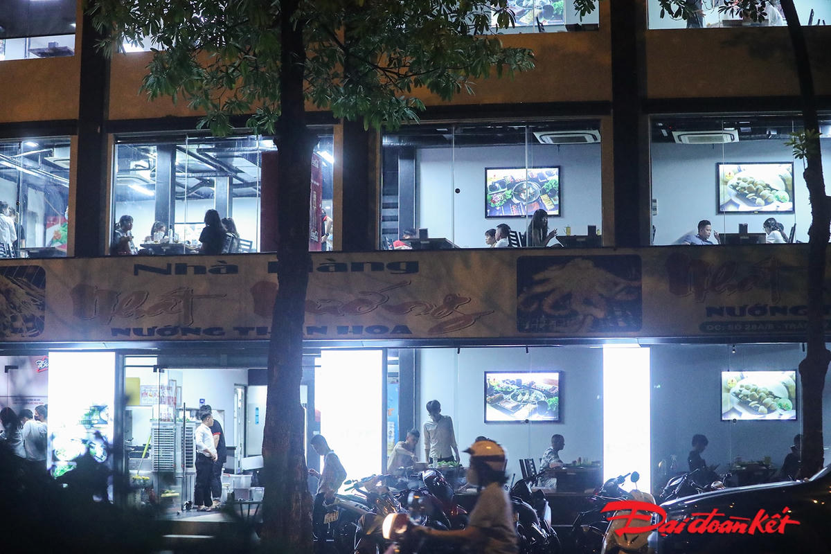 Hai quán ăn lớn trên phố Trần Vỹ, phường Mai Dịch, quận Cầu Giấy, Hà Nội vẫn "tấp nập" khách hàng. 