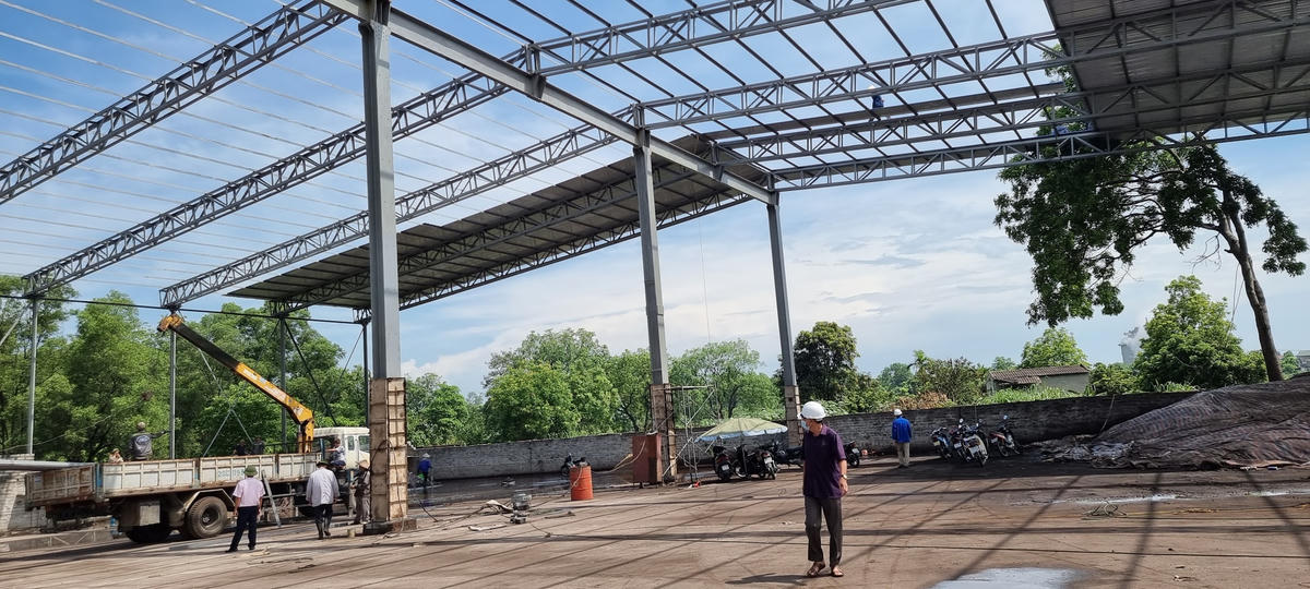 Một khu lưu giữ bụi lò đang được khẩn trưởng thi công. Ảnh: Nam Anh.