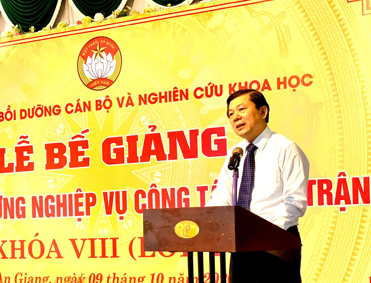 Phó Chủ tịch Nguyễn Hữu Dũng phát biểu tại lễ bế giảng.