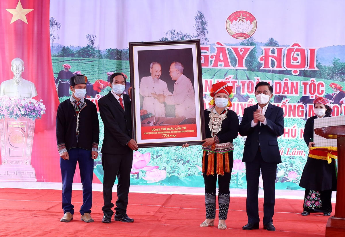 Chủ nhiệm Ủy ban Kiểm tra Trung ương Trần Cẩm Tú tặng quà thôn Phú Lâm.